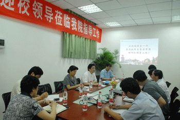 校长谢和平院士一行深入AV研究所
调研